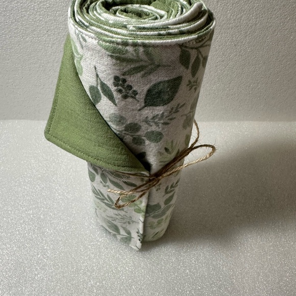 Hand Crafted Leaf Patterned Green and White 6 pc NoPaper Hand Towels - Picture 1 of 11
